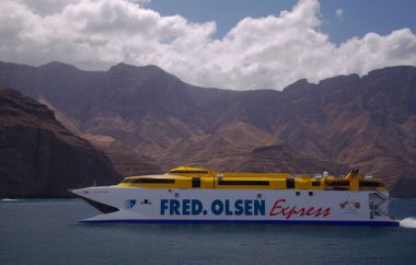 Puerto de Las Nieves, İspanya - 17 Eylül: Deniz feribotu Fred.Olsen Ekspresi düzenli bir Santa Cruz de Tenerife - Agaete rotası ile limana ulaşır, 17 Eylül 2021, Puerto de Las Nieves, İspanya