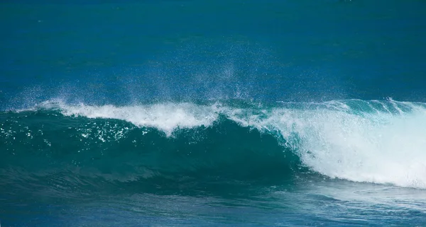 Rompiendo olas — Foto de Stock