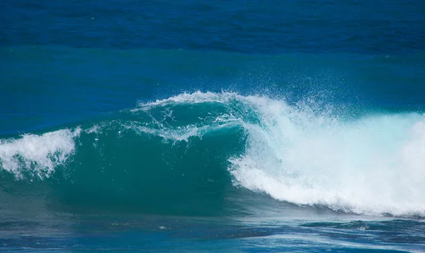 Rompiendo olas —  Fotos de Stock