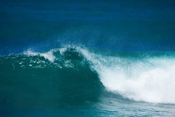 Rompiendo olas —  Fotos de Stock