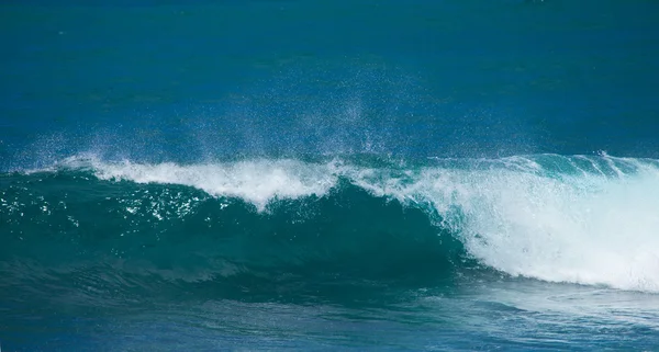 Долаючи хвилі — стокове фото