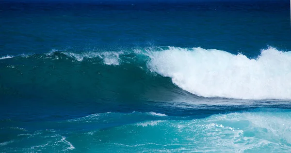 Rompiendo olas —  Fotos de Stock