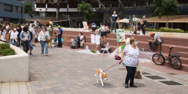 Las Palmas de Gran Canaria, İspanya - 9 Ekim: Yoldan geçenler, 9 Ekim 2021 'de İspanya' nın Las Palmas de Gran Canaria kentinde düzenlenen Hızlı Ressamlık Açık Hava Yarışmasına katılan ressamları gözlemlediler.