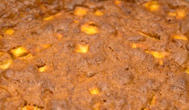 Yeni pişmiş ev yapımı elma ve havuçlu kekin yüzeyi. 