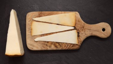 Kanarya Adaları 'nın Üretimi - yarı iyileşmiş tütsülenmiş peynir Milksin Valsequillo, Gran Canaria karışımı