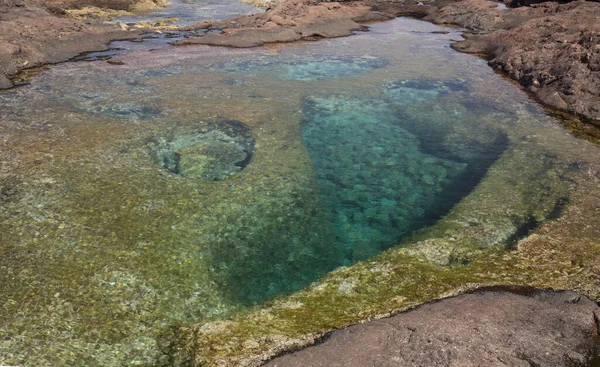 Gran Canaria Kuzey Kıyısındaki Sarp Kayalıkların Altındaki Sakin Kaya Havuzları — Stok fotoğraf