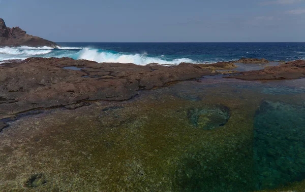 Gran Canaria Kuzey Kıyısındaki Sarp Kayalıkların Altındaki Sakin Kaya Havuzları — Stok fotoğraf