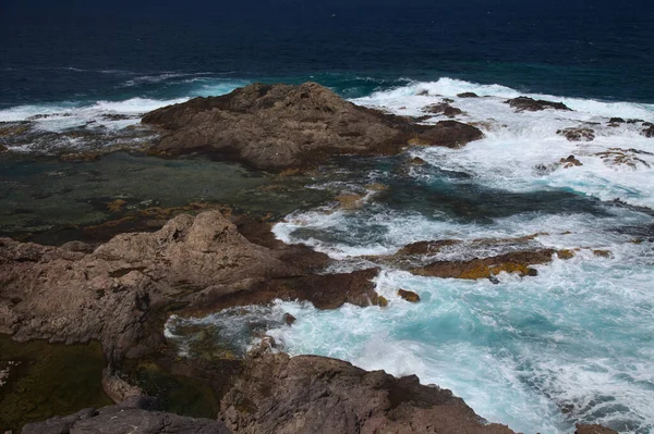 北海岸の険しい崖の下の穏やかな岩のプールは 古い溶岩流によって構築されたプラットフォームの火山岩によって海から分離されていますプンタ ガルダー地域 — ストック写真