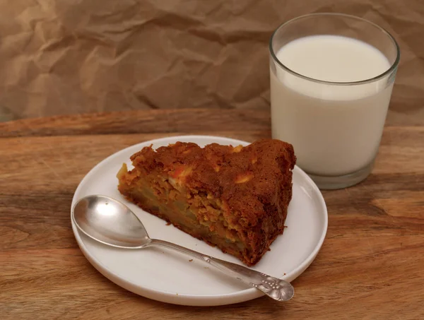 Einfaches Stillleben Mit Apfel Und Karottenkuchen Und Milch — Stockfoto