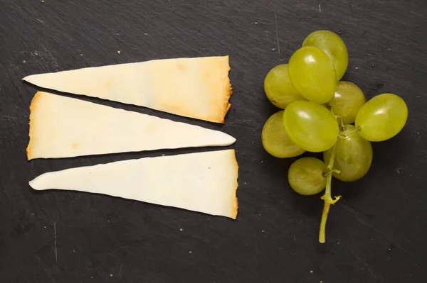 加那利群岛的产品 半熟的熏制奶酪 由大加那利群岛的米克辛 巴尔迪略混合制成 — 图库照片