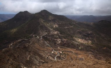 Gran Canaria, adanın merkezi anıtsal bölgesi, Las Cumbres, ie The Summits, Camino de Plata 'nın popüler yürüyüş rotası boyunca manzaralar.