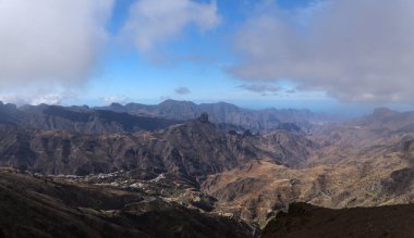 Gran Canaria, adanın orta kesiminin manzarası, Las Cumbres, ie The Summits, Caldera de Tejeda coğrafi merkezde, Cruz de Tejeda geçidinde görüldüğü gibi