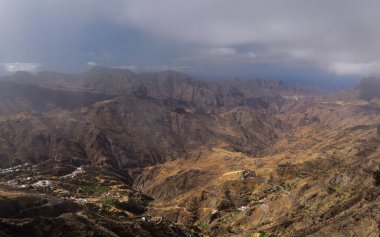 Gran Canaria, adanın merkezi manzarası, Las Cumbres, ie The Summits, Caldera de Tejeda coğrafi merkezi, Cruz de Tejeda geçidi çevresinden