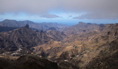 Gran Canaria, adanın merkezi manzarası, Las Cumbres, ie The Summits, Caldera de Tejeda coğrafi merkezi, Cruz de Tejeda geçidi çevresinden