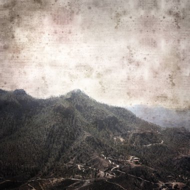 Popüler yürüyüş rotası Camino de La Plata 'nın çevresindeki Central Gran Canariaaa manzaralı şık desenli eski kağıt kare arka plan