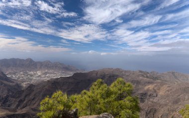 Gran Canaria, adanın merkezi anıtsal bölgesinin manzarası, Las Cumbres, ie The Summits, Altavista 'ya yürüyüş güzergahı, Aborjin adı Azaenegue, Artenara belediyesindeki dağ 