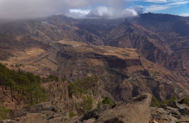 Gran Canaria, adanın merkezi anıtsal bölgesinin manzarası, Las Cumbres, ie The Summits, Altavista 'ya yürüyüş güzergahı, Aborjin adı Azaenegue, Artenara belediyesindeki dağ