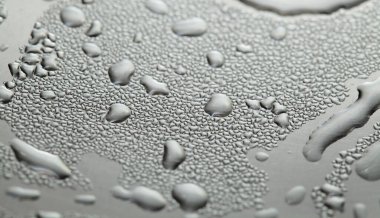 Metal yüzeyde su damlacıkları yoğunlaşma desenli makro arkaplan 