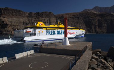 Puerto de Las Nieves, İspanya - Kasım 09: Deniz feribotu Fred.Olsen Ekspresi düzenli Santa Cruz de Tenerife - Agaete rotası, Kasım 09, 2021, Puerto de Las Nieves, İspanya