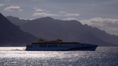 Puerto de Las Nieves, İspanya - Kasım 09: Deniz feribotu Fred.Olsen Ekspresi düzenli Santa Cruz de Tenerife - Agaete rotası, Kasım 09, 2021, Puerto de Las Nieves, İspanya
