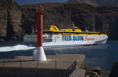 Puerto de Las Nieves, İspanya - Kasım 09: Deniz feribotu Fred.Olsen Ekspresi düzenli Santa Cruz de Tenerife - Agaete rotası, Kasım 09, 2021, Puerto de Las Nieves, İspanya