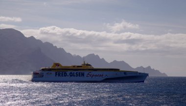 Puerto de Las Nieves, İspanya - Kasım 09: Deniz feribotu Fred.Olsen Ekspresi düzenli Santa Cruz de Tenerife - Agaete rotası, Kasım 09, 2021, Puerto de Las Nieves, İspanya