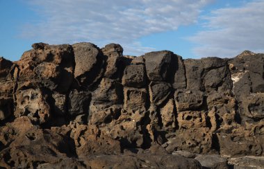 Kanarya Adaları, Fuerteventura El Cotillo La Oliva belediyesindeki Playa de la Concha plajı etrafında gözenekli volkanik kayalar.