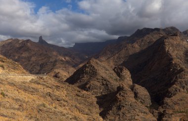 Büyük Kanarya, adanın merkezi anıtsal kısmının manzarası, Tejeda Geçidi 'nin çevresindeki daha büyük rezervlerin manzaraları. 