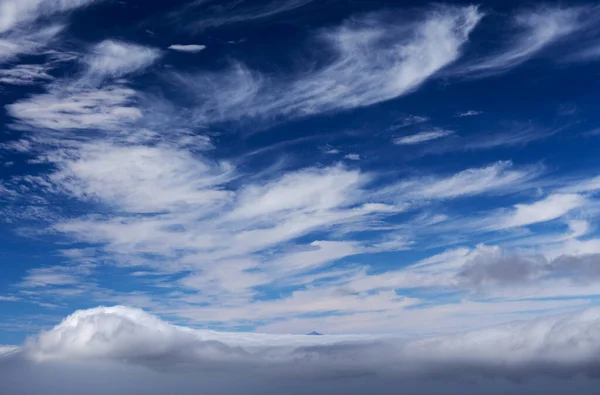 Natürlicher Hintergrund Des Himmels Mit Verschiedenen Arten Von Wolken Aufgenommen — Stockfoto