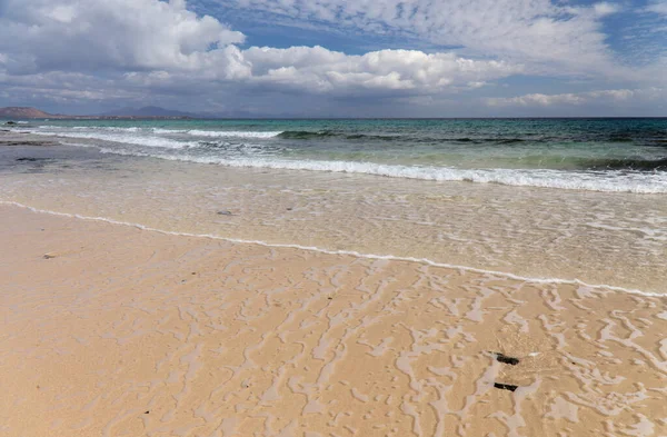 カナリア諸島のフエルテベントゥラ島では コラーレホの自然公園砂丘の端にあるグランド プレイと呼ばれるビーチがあります — ストック写真