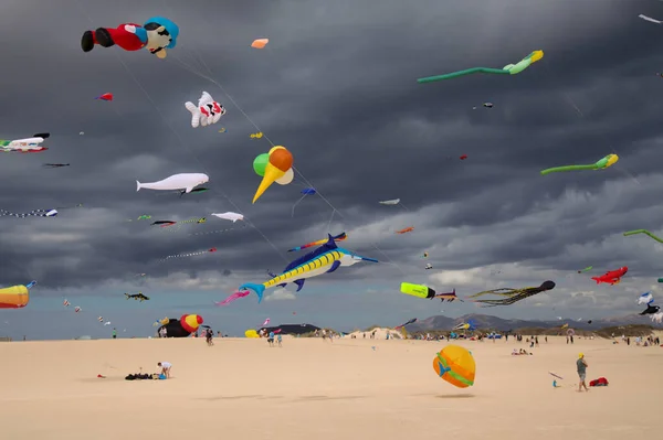 Fuerteventura Španělsko Listopadu Diváci Užívají Pestrobarevného Létání Draků Mezinárodním Festivalu — Stock fotografie