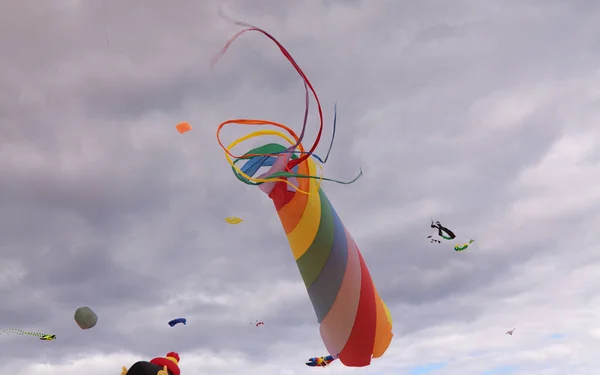 Fuerteventura Espanha Novembro Espectadores Desfrutam Pipas Multicoloridas Voando Festival Internacional — Fotografia de Stock