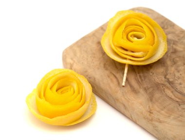 Gül şeklinde Potpourri yapmak için limon kabuğu kullanıyor.