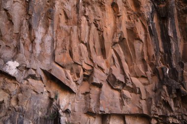 Büyük Kanarya, adanın merkezi dağlık kesiminin manzarası, doğa parkı Pajonales 'in kıyısındaki Barranco de Siberio vadisinde yürüyüş rotası çevresindeki manzaralar.