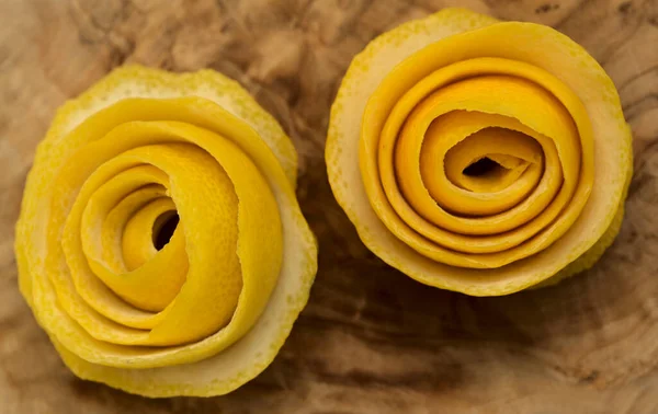 Використання Лимонної Шкірки Щоб Зробити Potpourri Вигляді Троянд — стокове фото