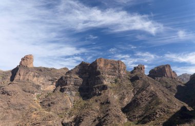 Büyük Kanarya, adanın merkezi dağlık kesiminin manzarası, doğa parkı Pajonales 'in kıyısındaki Barranco de Siberio vadisinde yürüyüş rotası çevresindeki manzaralar.