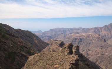 Büyük Kanarya, adanın merkezi dağlık kesiminin manzarası, doğa parkı Pajonales 'in kıyısındaki Barranco de Siberio vadisinde yürüyüş rotası çevresindeki manzaralar.