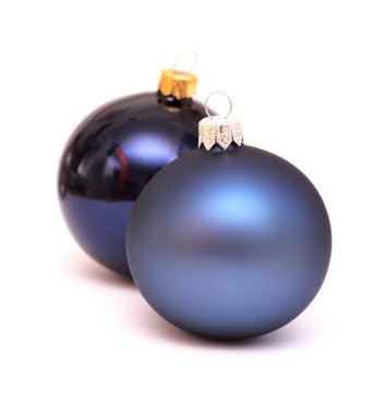 Güzel Noel ağacı mücevherleri, beyaz arka planda izole edilmiş.