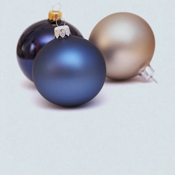 スタイリッシュなテクスチャークラフト紙の背景とクリスマスボール — ストック写真