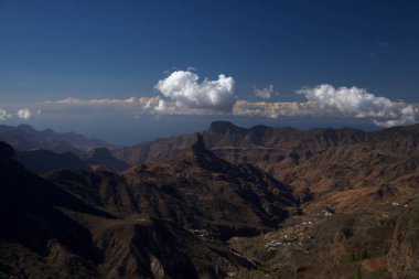 İçinde küçük yuvarlak hava kabarcıkları olan buz dokusu. 