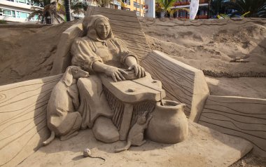 Las Palmas de Gran Canaria, İspanya - 13 Aralık 2021 'de İspanya' nın Las Palmas de Gran Canaria kentinde kumdan yapılmış doğum sahneleri Belen de Arena 'ya hayran kalındı.
