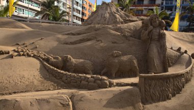 Las Palmas de Gran Canaria, İspanya - 13 Aralık 2021 'de İspanya' nın Las Palmas de Gran Canaria kentinde kumdan yapılmış doğum sahneleri Belen de Arena 'ya hayran kalındı.