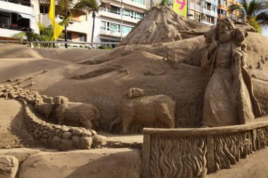 Las Palmas de Gran Canaria, İspanya - 13 Aralık 2021 'de İspanya' nın Las Palmas de Gran Canaria kentinde kumdan yapılmış doğum sahneleri Belen de Arena 'ya hayran kalındı.