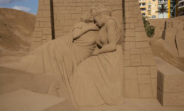 Las Palmas de Gran Canaria, İspanya - 13 Aralık 2021 'de İspanya' nın Las Palmas de Gran Canaria kentinde kumdan yapılmış doğum sahneleri Belen de Arena 'ya hayran kalındı.