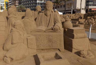 Las Palmas de Gran Canaria, İspanya - 13 Aralık 2021 'de İspanya' nın Las Palmas de Gran Canaria kentinde kumdan yapılmış doğum sahneleri Belen de Arena 'ya hayran kalındı.