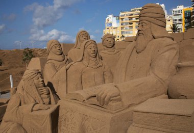 Las Palmas de Gran Canaria, İspanya - 13 Aralık 2021 'de İspanya' nın Las Palmas de Gran Canaria kentinde kumdan yapılmış doğum sahneleri Belen de Arena 'ya hayran kalındı.
