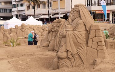 Las Palmas de Gran Canaria, İspanya - 13 Aralık 2021 'de İspanya' nın Las Palmas de Gran Canaria kentinde kumdan yapılmış doğum sahneleri Belen de Arena 'ya hayran kalındı.