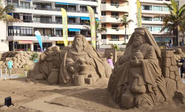 Las Palmas de Gran Canaria, İspanya - 13 Aralık 2021 'de İspanya' nın Las Palmas de Gran Canaria kentinde kumdan yapılmış doğum sahneleri Belen de Arena 'ya hayran kalındı.