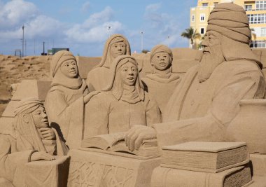 Las Palmas de Gran Canaria, İspanya - 13 Aralık 2021 'de İspanya' nın Las Palmas de Gran Canaria kentinde kumdan yapılmış doğum sahneleri Belen de Arena 'ya hayran kalındı.
