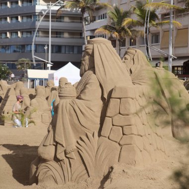 Las Palmas de Gran Canaria, İspanya - 13 Aralık 2021 'de İspanya' nın Las Palmas de Gran Canaria kentinde kumdan yapılmış doğum sahneleri Belen de Arena 'ya hayran kalındı.